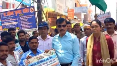 हरदोई: डीएम एमपी सिंह ने रफी अहमद किदवई वार्ड में घर घर बाँटा मतदाता जागरूकता कैलेंडर