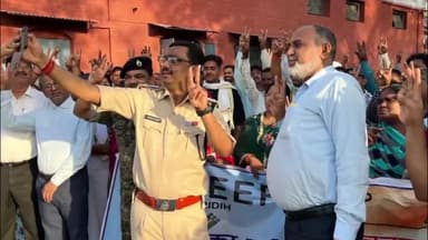 पीरटांड: पुलिस अधीक्षक  दीपक कुमार शर्मा के नेतृत्व में सीसीएल महाप्रबंधक कार्यालय परिसर में मतदाता जागरूकता अभियान चलाया गया।