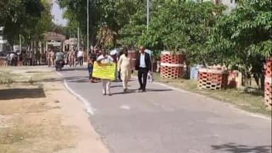 मंझनपुर: नामांकन के दौरान निर्दल प्रत्याशी छेद्दु से बदसुलूकी व धक्का मारकर भागने मामले मे सीओ की बर्खास्तगी की कौशाम्बी मे मांग