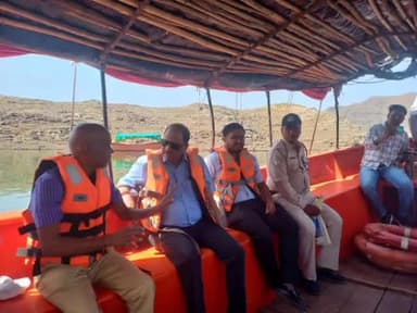 सोंडवा: सोंडवा सामान्य प्रेक्षक संपत एवं कलेक्टर बेडेकर ने झंडाना मतदान केन्द्रों पर पहुंचे एवं ग्रामीणों से चर्चा की