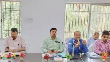 बक्सर: इटाढ़ी प्रखंड मुख्यालय में डीएम ने किया राजपुर विधान सभा के सेक्टर पदाधिकारियों व कम मतदान प्रतिशत वाले BLO के साथ बैठक