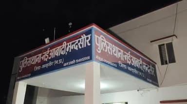 मंदसौर: चांगली फंटा से प्रेमचंद पिता हीरालाल को एक प्लास्टिक की कैन से 10 लीटर हाथ भट्टी कच्ची शराब के साथ पकड़ा