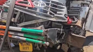 नौबतपुर: नौबतपुर बिक्रम मुख्य मार्ग एन एच 139पर स्थित सेलहौरी गांव के पास एक हाइवा ने सड़क किनारे खड़े डंफर में मारा धक्का