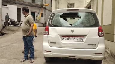 मंदसौर: मदारपुरा फाटक के पास एडवोकेट की कार के फोड़े गए ईट से काच कार्रवाई की मांग को लेकर कोतवाली थाने पर की शिकायत