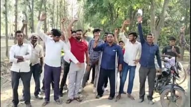 धनौरा: गजरौला के गांव पाल में मुख्य रास्ते की हालत खस्ता समाजसेवी व युवाओं ने किया विरोध प्रदर्शन