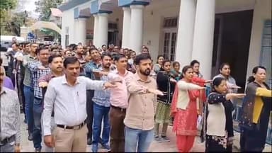 चम्बा: उपायुक्त कार्यालय परिसर चंबा में मताधिकार को लेकर एक शपथ कार्यक्रम का आयोजन