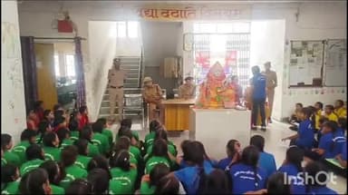 भिनगा: राजकीय आश्रम पद्धति विद्यालय भयापुरवा में सड़क सुरक्षा पखवाड़ा समापन पर छात्राओं को पढ़ाया गया यातायात नियमों का पाठ