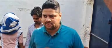 गोपालगंज: बघउच रोड से उत्पाद विभाग की टीम ने वाहन जांच के दौरान एक कार से भारी मात्रा मे शराब किया बरामद,उत्पाद इंस्पेक्टर