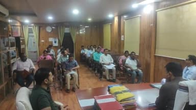 सासाराम: डीएम नवीन कुमार ने सासाराम में अपने आवास पर विभिन्न विभाग के अधिकारी के साथ किया बैठक