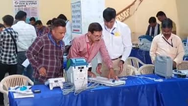 मंदसौर: लोकसभा 2024 निर्वाचन को लेकर EVM मशीनों में वैलेट पेपर डालने का कार्य किया गया शुरू मंदसौर PG कॉलेज परिसर में