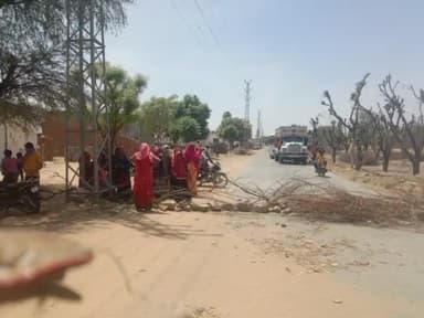 hastheda ke gaon asti Kala mein gram vasiyon ne peyjal ke liye Kiya dharna