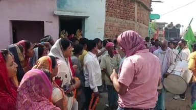 अंबा प्रसाद के नेतृत्व में केरेडारी प्रखंड क्षेत्र के कंडाबेर में लोकसभा प्रत्याशी जयप्रकाश भाई पटेल का भव्य स्वागत