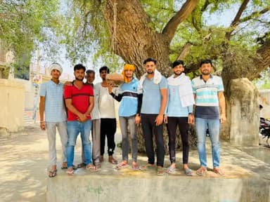 गांव केरपुरा में  पक्षी मित्रागण अभियान के तहत गांव के मुख्य चौक पर लगाई गई परिंडे #पक्षी #बगड़ #झुंझुनू #इस्लामपुर #