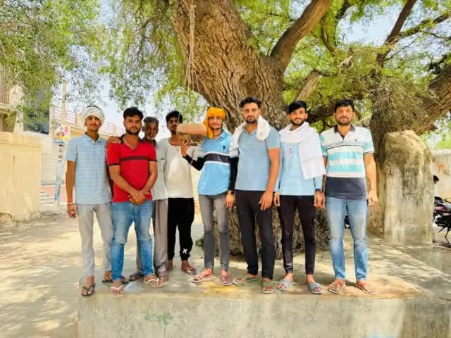 गांव केरपुरा में  पक्षी मित्रागण अभियान के तहत गांव के मुख्य चौक पर लगाई गई परिंडे #पक्षी #बगड़ #झुंझुनू #इस्लामपुर #