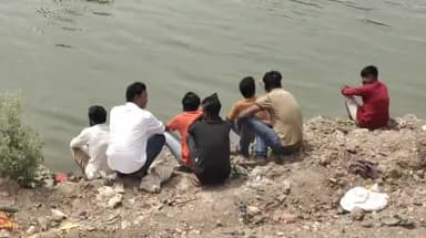 मंदसौर: मंदसौर वार्ड क्रमांक 26 पशुपतिनाथ की शिवना नदी में प्रतिबंध के बावजूद भी पकडी जा रही मछलीया जिम्मेदार बेखबर