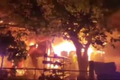 गाज़ियाबाद: साहिबाबाद के इंडस्ट्रियल एरिया में कूलिंग टावर बनाने वाली फैक्ट्री में लगी भीषण आग, धमाके के साथ फटे केमिकल के ड्रम