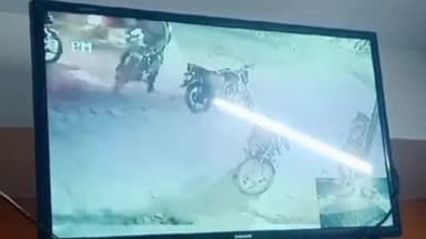 कोल: एटा चुंगी पर सड़क किनारे खड़ी मोटरसाइकिल को उड़ा ले उड़े चोर, CCTV कैमरे में कैद हुई घटना