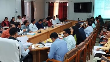 चम्बा: जिला मुख्यालय चंबा में उपायुक्त मुकेश रेपसवाल की अध्यक्षता में मंडे मीटिंग का किया गया आयोजन