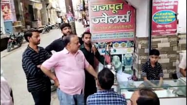 भोगांव: बेवर थाना क्षेत्र के सदर चौराहा स्थित राजपूत ज्वेलर्स की दुकान पर आभूषण देखने के बहाने झपट्टा मारकर आभूषण लेकर भागा युवक