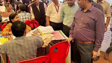 हुज़ूर: भोपाल में कल वोटिंग होनी है उसके लिए चुनाव सामग्री बांटी गई, जिसके लिए लाल परेड ग्राउंड में  अलग-अलग काउंटर बनाए गए.