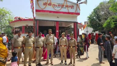 भोगांव: बिछवां के गांव सांडा काली नदी के किनारे स्थित बाबा लालपुरी की तपोस्थली पर लगे कांवर मेला मे श्रद्धालुओं ने चढ़ाए कांवर