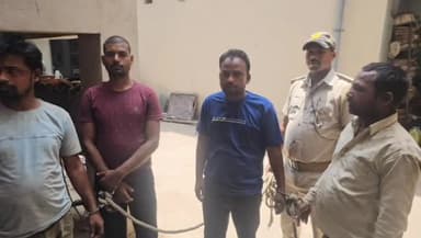 नौबतपुर: थाना क्षेत्र के अजवां बथानी गांव में भैंस कि चोरी करते हुए तीन चोर और एक चालक को ग्रामीणों ने पकड़ कर पुलिस को सौंपा