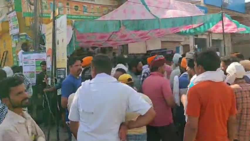 इसमाईलाबाद की अनाज मंडी में धान का बीज ना मिलने से किसान परेशान, किसानों में सरकार के खिलाफ रोष