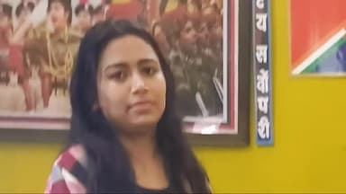 डेहरी: RPF ने डेहरी रेलवे स्टेशन पर ट्रेन की कोच से महिला यात्री का गुम हुआ मोबाइल फोन बरामद कर यात्री को किया सुपुर्द