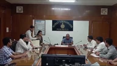 पंचकूला: सेक्टर एक जिला सचिवालय में एक्सपेंडिचर ऑब्जर्वर लोकसभा अंबाला चेतराम मीणा ने निगरानी के लिए गठित टीमो से की बैठक
