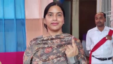 अररिया: शहर के प्लस टू हाईस्कूल के बूथ नंबर 213 पर डीएम इनायत खान ने किया मतदान, लोगों से वोट करने  की अपील की