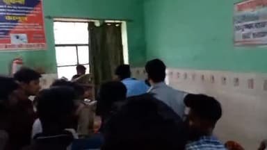 मनकापुर: सड़क दुर्घटना में दो लोग गंभीर रूप से घायल, CHC मनकापुर के डॉक्टर ने दोनों को लिया रेफर