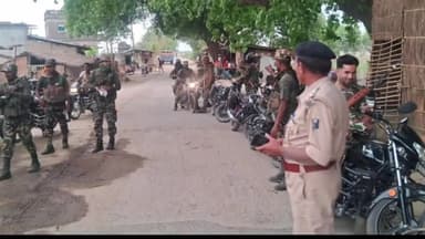 गौनहा: गौनाहा प्रखंड क्षेत्र के विभिन्न पंचायतो मे पुलिस व एसटीएफ के जवानों ने निकाली मतदाता जागरूकता रैली