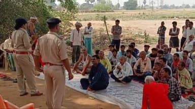 डेहरी: साइबर क्राइम के बढ़ते मामलों को लेकर सुजानपुर में पुलिस ने लगाई चौपाल, ग्रामीणों को साइबर फ्रॉड से बचाव की दी जानकारी