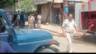 हुज़ूर: अयोध्या नगर थाना क्षेत्र के एफ-सेक्टर झगड़े के बाद एक महिला ने अपनी चार बेटियों के साथ खुद को कमरे में बंद कर लगाई आग ।