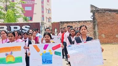 डोमचांच: बी. एड. कॉलेज डोमचाँच द्वारा रैली निकालकर मतदाताओं को 20 मई को नैतिक मतदान के लिए किया गया जागरूक