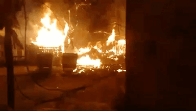 गोपाल बाग के बाद आज सब्जी मंडी में हुआ अग्निकांड। काठ बाजार जल के हुआ खाक #raya #मथुरा #fire #agnikand