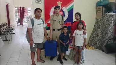 सासाराम: टोल फ्री नंबर पर सूचना देने के बाद रेलवे प्रशासन में सासाराम प्लेटफार्म से छूटे ट्रॉली बैग को वास्तविक धारक को सौपा