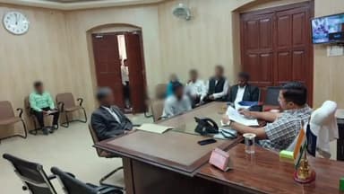 गोरखपुर: वरिष्ठ पुलिस अधीक्षक जनपद गोरखपुर ने अपने कार्यालय में फरियादियों की सुनी फरियाद संबंधित को दिए निस्तारण के निर्देश