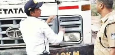 चितरंगी: जिले में यातायात पुलिस के द्वारा वाहनों में रेडियम रिफ्लेक्टर लगाकर लोगों को किया गया जागरूक