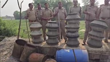 गोरखपुर: आबकारी विभाग की टीम ने थाना राजघाट के अमरुतानी में दबिश देकर 165 लीटर अवैध कच्ची शराब किया बरामद