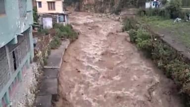 पुरोला: "हुडोली खड में गधेरे का पानी बढने से पुरोला बाजार में वाहनों का आवागमन रोका गया"