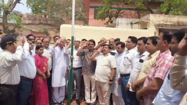 बक्सर: विश्व रेडक्रॉस दिवस के अवसर पर बक्सर स्थित रेडक्रॉस भवन में एसडीएम ने किया झंडोत्तोलन