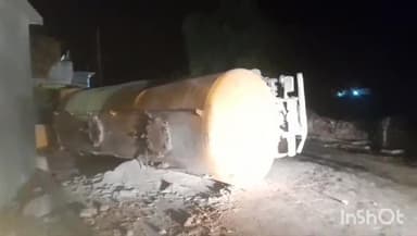 बटियागढ़: आंजनी गांव में क्लिंकर ट्रक पलटा,जनहानि नहीं,बटियागढ़ थाना क्षेत्र की घटना