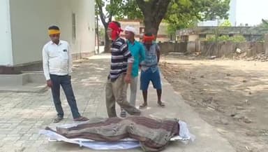 आरा: डिलिया गांव में बगीचे में आम की रखवाली कर रहे एक व्यक्ति की गोली मारकर की गई हत्या, शव का करवाया गया पोस्टमार्टम