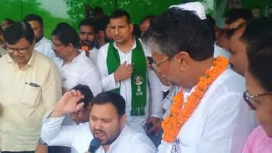 विभूतिपुर: विभूतिपुर के तरुनियां मैदान में तेजस्वी यादव ने किया जनसभा को संबोधित