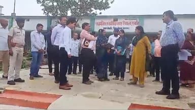 डोमचांच: पुरनाडीह बूथ का मुख्य निर्वाचन पदाधिकारी के रवि ने किया निरिक्षण, दिया आवश्यक दिशा निर्देश