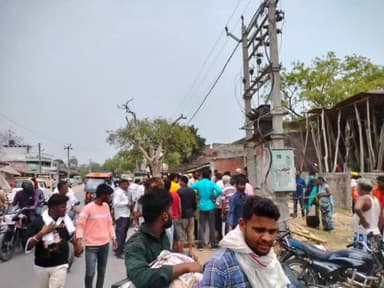 गोला: गोला कस्बे में विद्युत पोल पर चढ़ते ही लाइनमैन को लगा बिजली का झटका सामुदायिक केंद्र पर विद्युत कर्मियों ने किया हंगामा