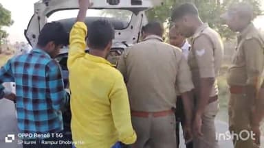 मिहींपुरवा: विधानसभा नानपारा क्षेत्र में लोकसभा चुनाव को लेकर मजिस्ट्रेट व पुलिस ने संदिग्ध वाहनों की रोककर ली तलाशी।