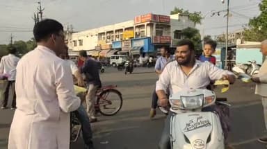 मंदसौर: मतदान करने की करी गांधी चौराहा पर अपील लगाया शिविर पुलिस पेंशनर संघ मध्य प्रदेश द्वारा बांटे गए पर्चे