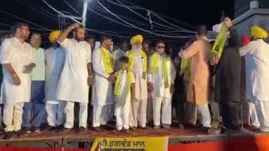 ਸੁਨਾਮ: ਵਾਰਡ ਨੰਬਰ ਤਿੰਨ ਵਿੱਚ ਕੌਂਸਲਰ ਜਸਵਿੰਦਰ ਕੌਰ ਹਾਂਡਾ ਦੀ ਅਗਵਾਈ ਵਿੱਚ ਵੱਖ-ਵੱਖ ਪਾਰਟੀਆਂ ਛੱਡ ਆਮ ਆਦਮੀ ਪਾਰਟੀ ਵਿੱਚ ਲੋਕ ਸ਼ਾਮਿਲ ਹੋਏ,